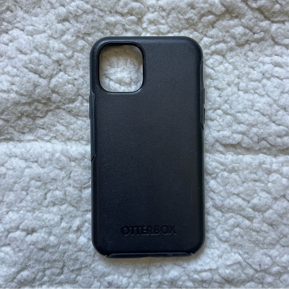 iPhone 12 Pro - 6 Protecting Cases - Picture 4 of 7